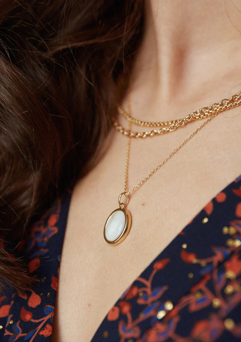 Oval mother-of-pearl necklace